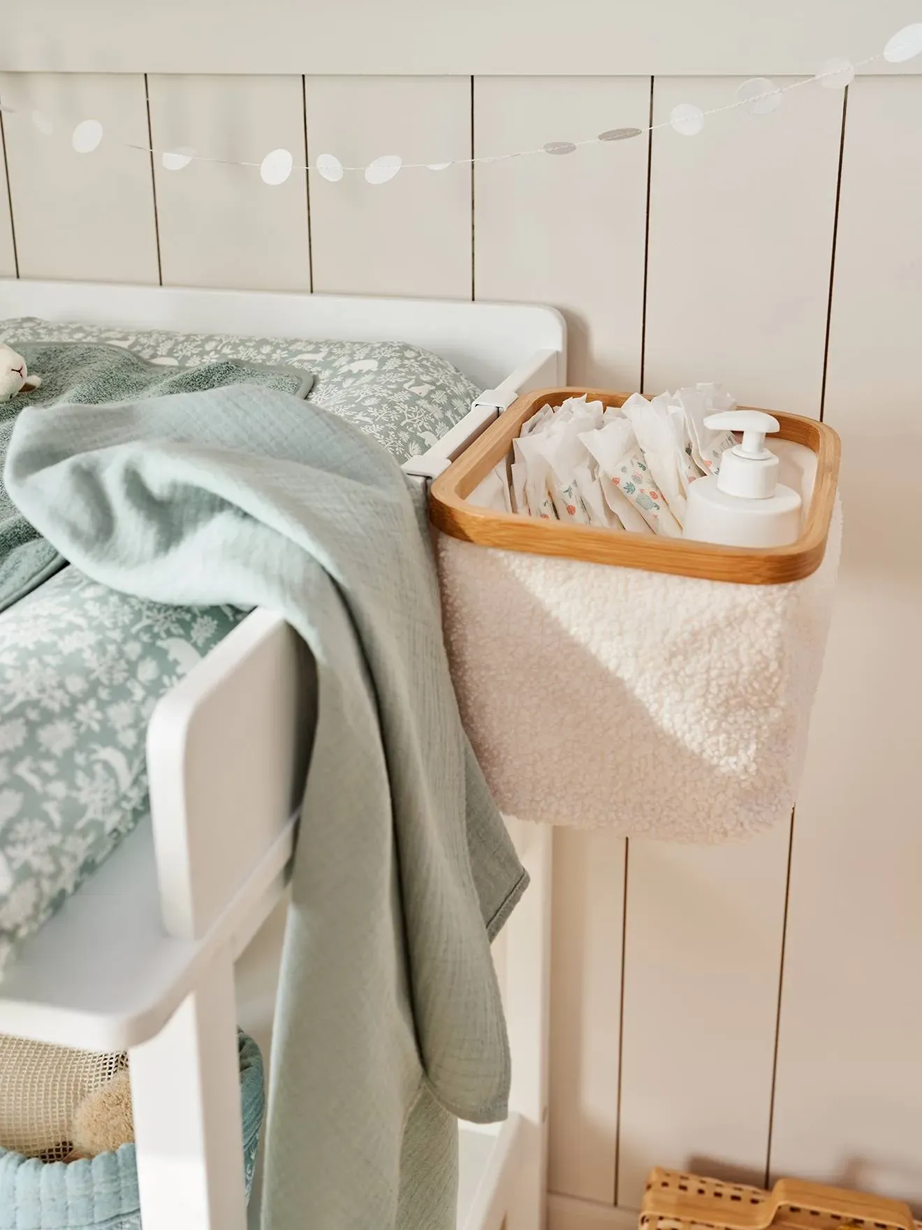 Illustration numéro 2 du produit Panier de rangement en sherpa pour table à langer blanc