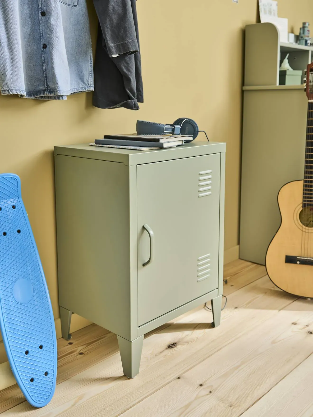 Illustration numéro 2 du produit Table de chevet 1 porte en métal vert