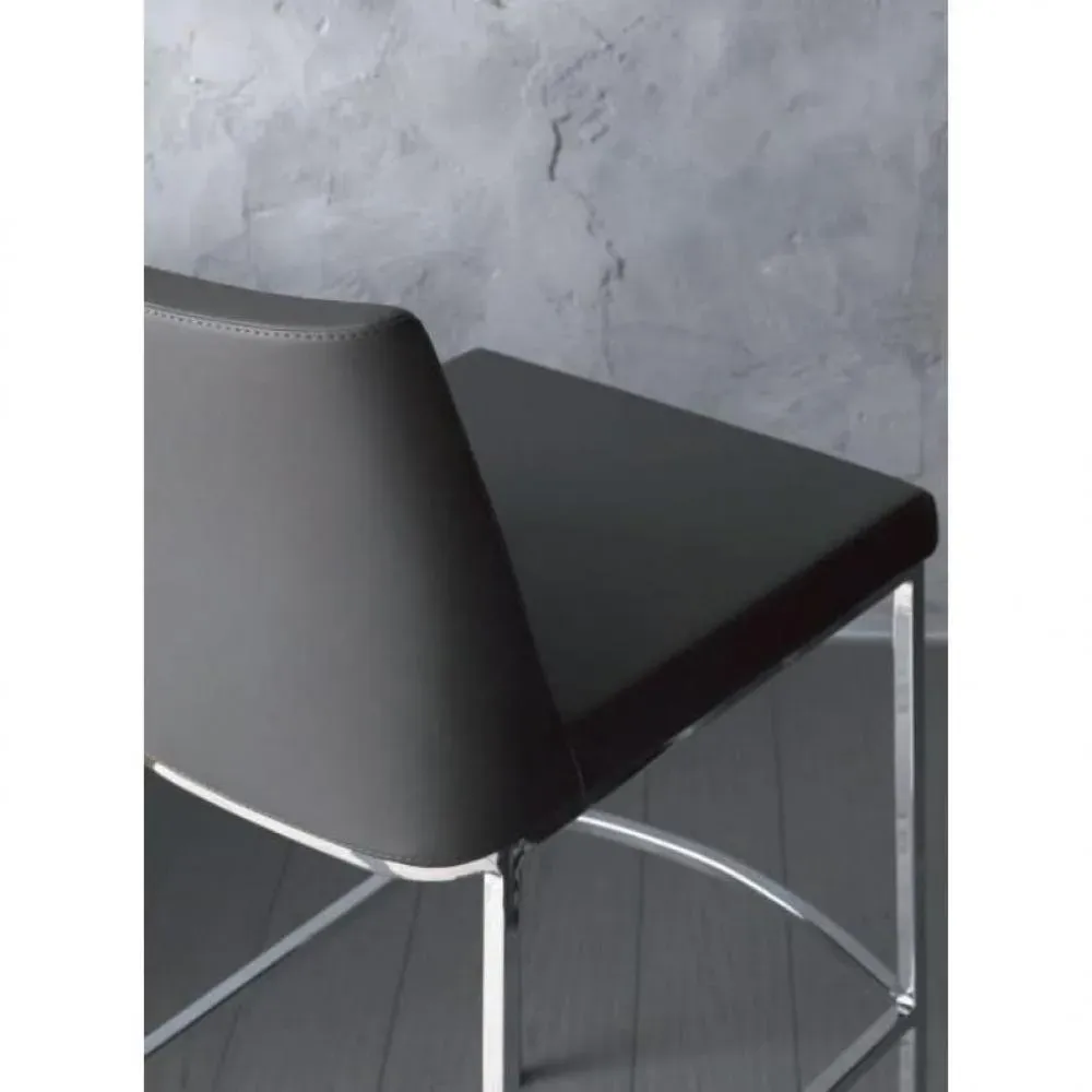 Illustration numéro 3 du produit Tabouret de bar ERIK en polyuréthane gris titane, piétement chromé.