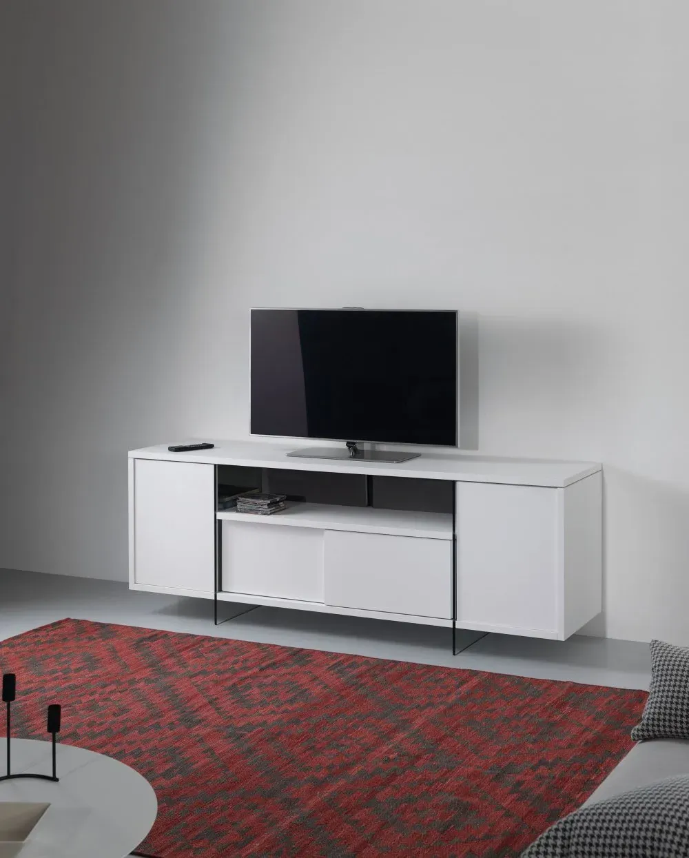 Illustration numéro 3 du produit Meuble TV design MARCO POLO 180cm Blanc Mat  portes coulissantes et piètement en verre