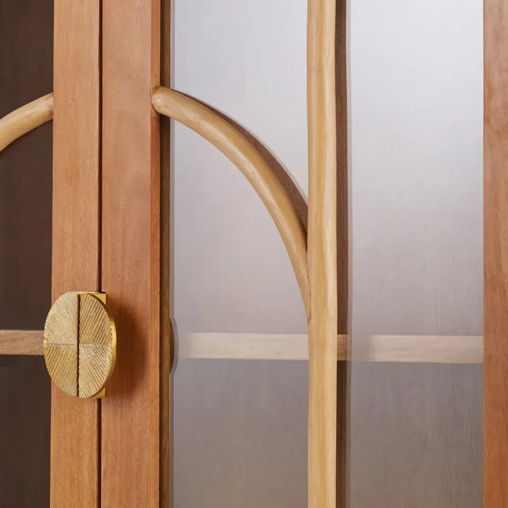 Illustration numéro 3 du produit Vitrine 2 portes en bois de manguier, rotin et métal coloris laiton