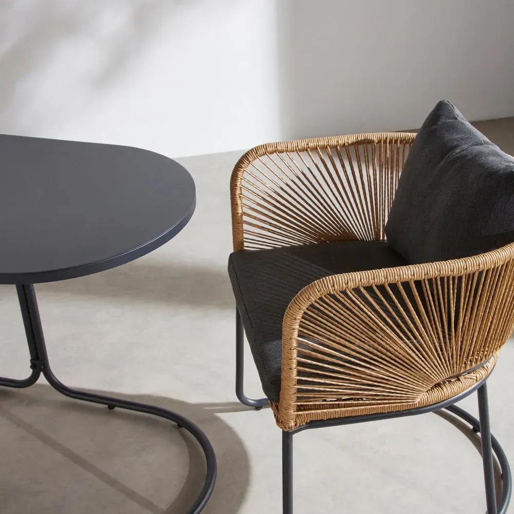 Illustration numéro 3 du produit Ensemble table et 2 chaises de jardin en aluminium gris anthracite et résine beige