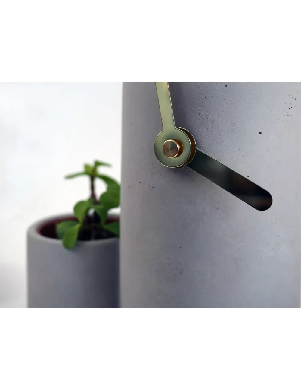 Illustration numéro 3 du produit Horloge en béton aiguilles noires