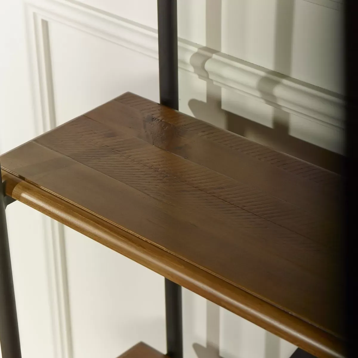 Illustration numéro 3 du produit Etagère haute en pin massif et métal teinte fonçée