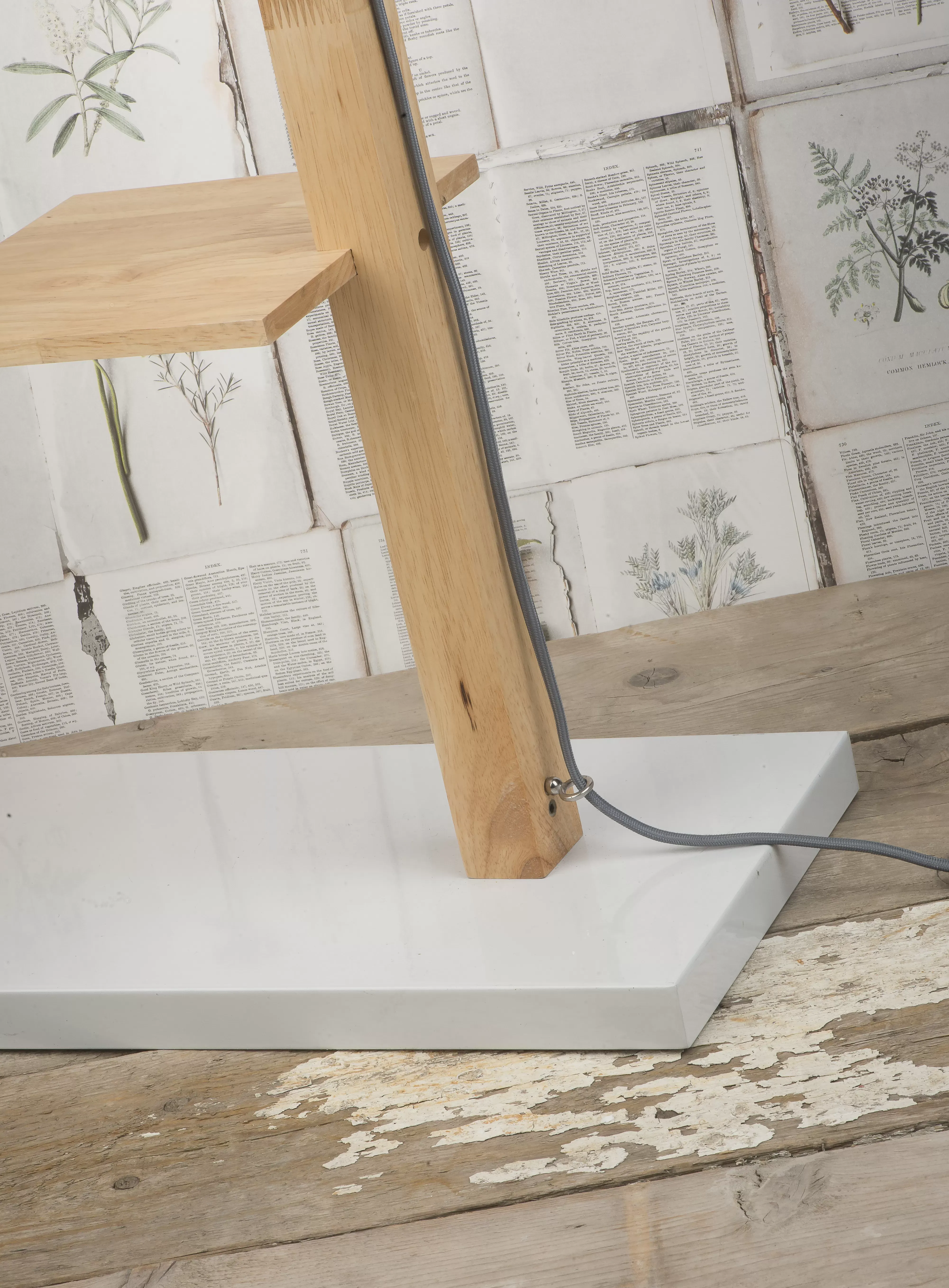 Illustration numéro 3 du produit Lampadaire avec étagères métal/bois blanc H168cm