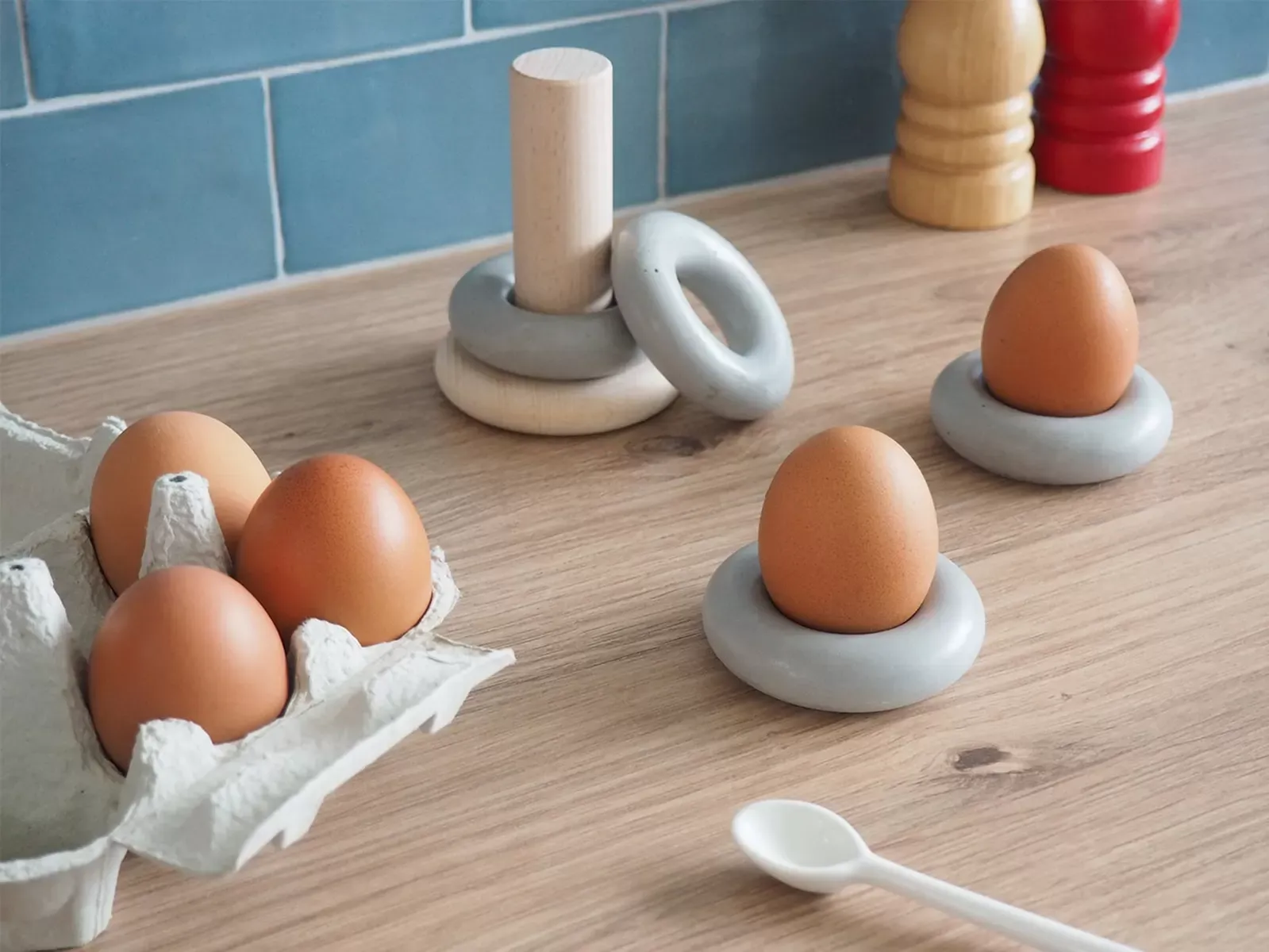 Illustration numéro 3 du produit Coquetier en bois et béton - Lot de 4