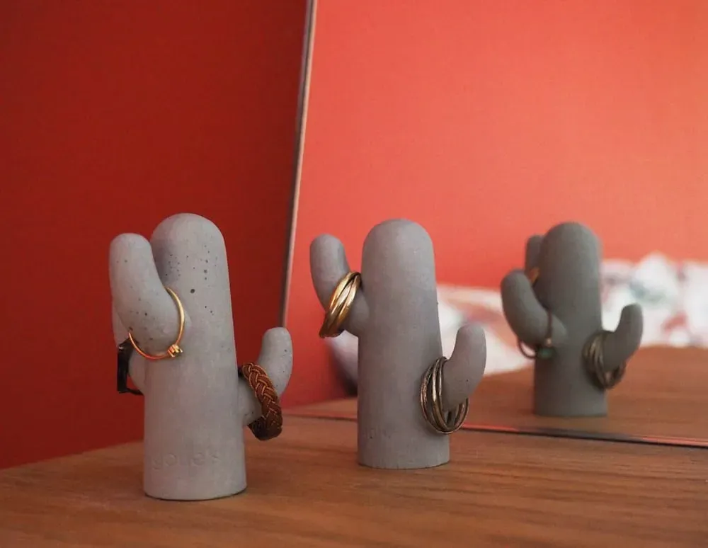 Illustration numéro 3 du produit Porte-bijoux en béton