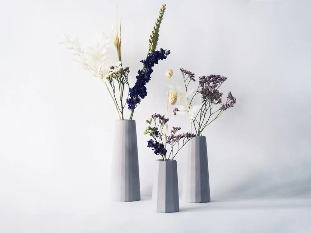 Illustration numéro 3 du produit Trio de vases soliflores en béton