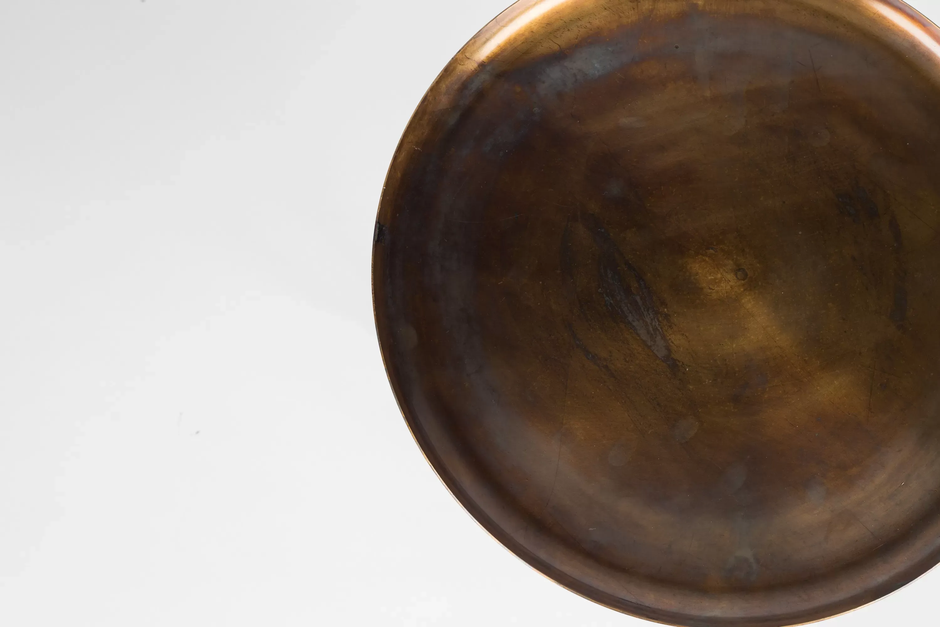 Illustration numéro 3 du produit Table d'appoint en métal cuivré