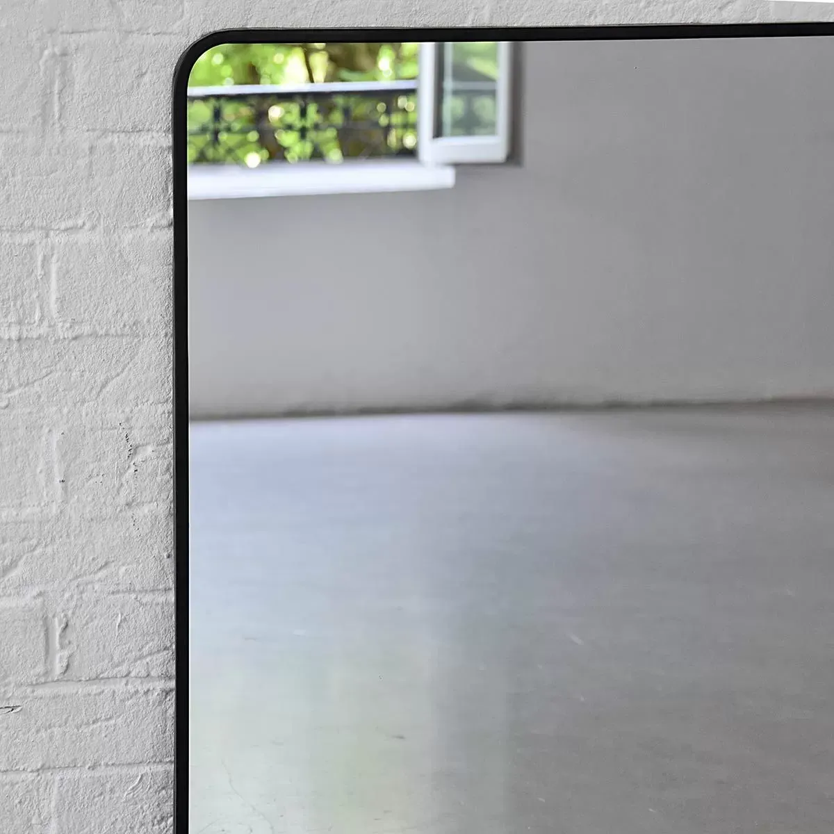 Illustration numéro 3 du produit Miroir rectangulaire en métal noir 75x85