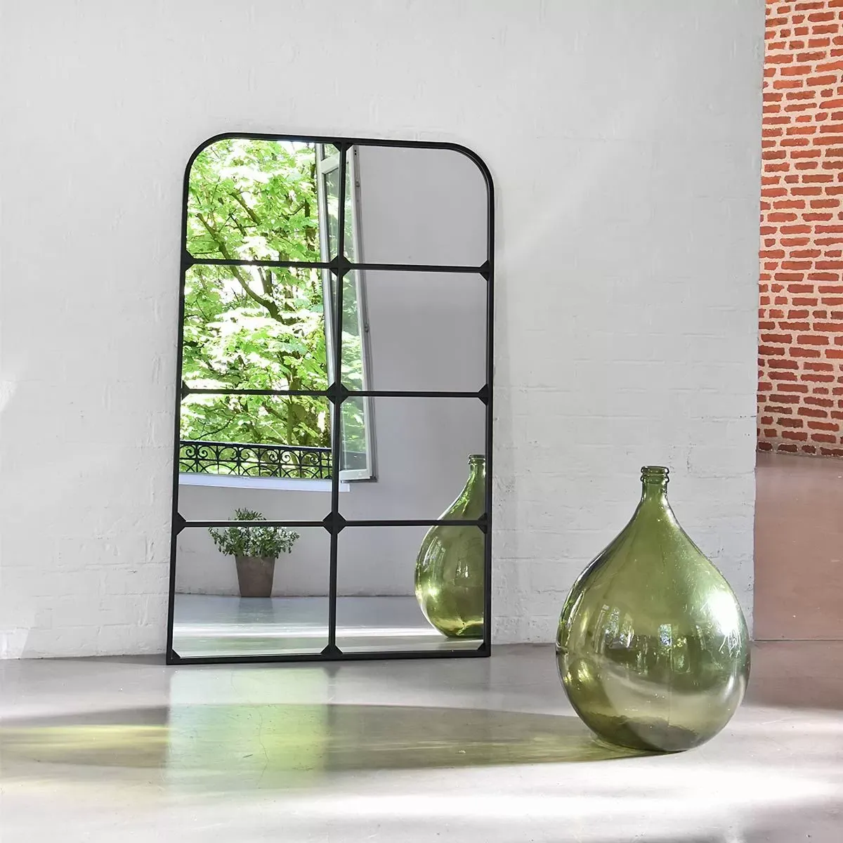 Illustration numéro 3 du produit Miroir fenêtre portrait en métal noir 80x130