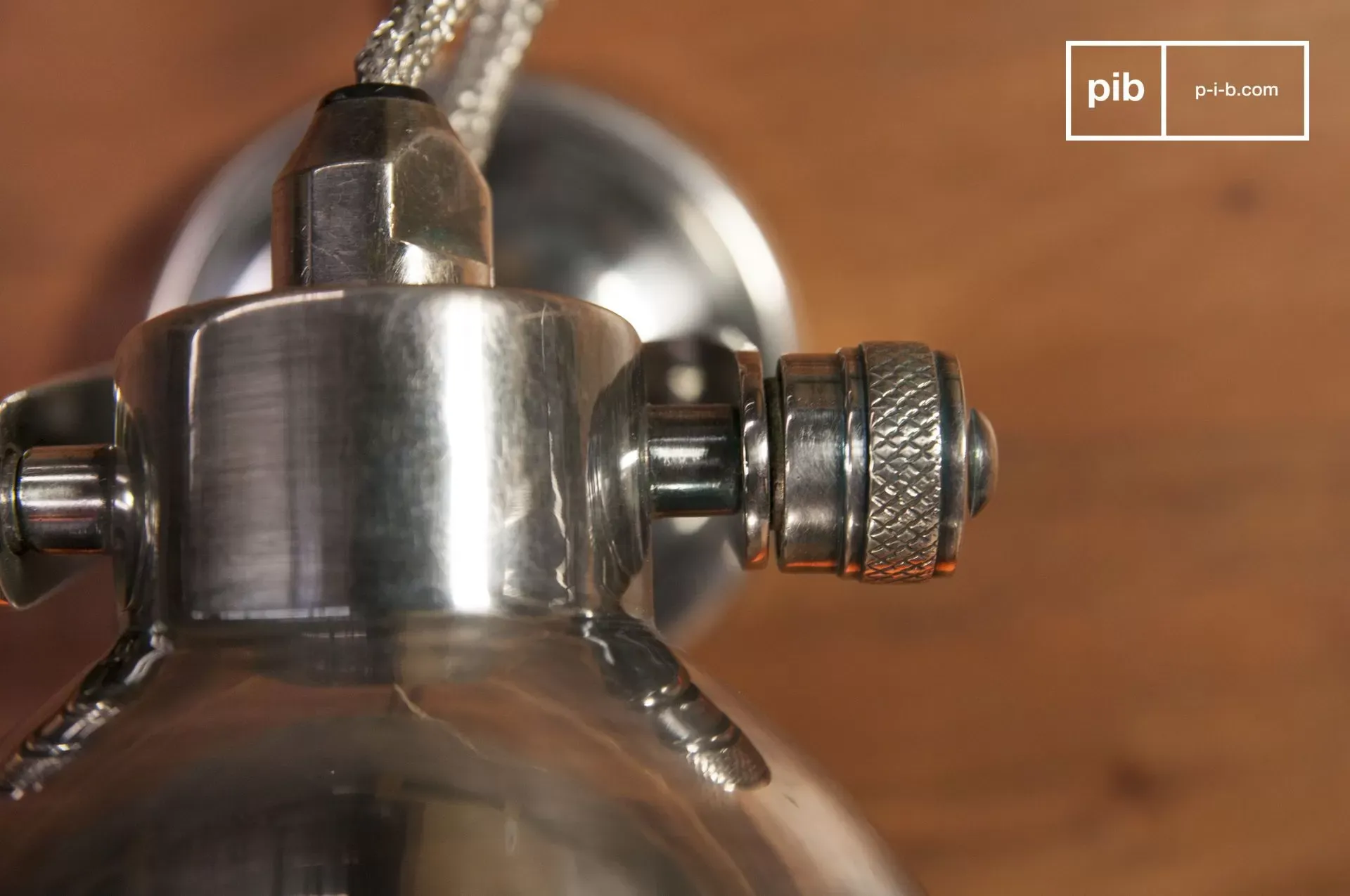 Illustration numéro 3 du produit Grande applique en métal argenté