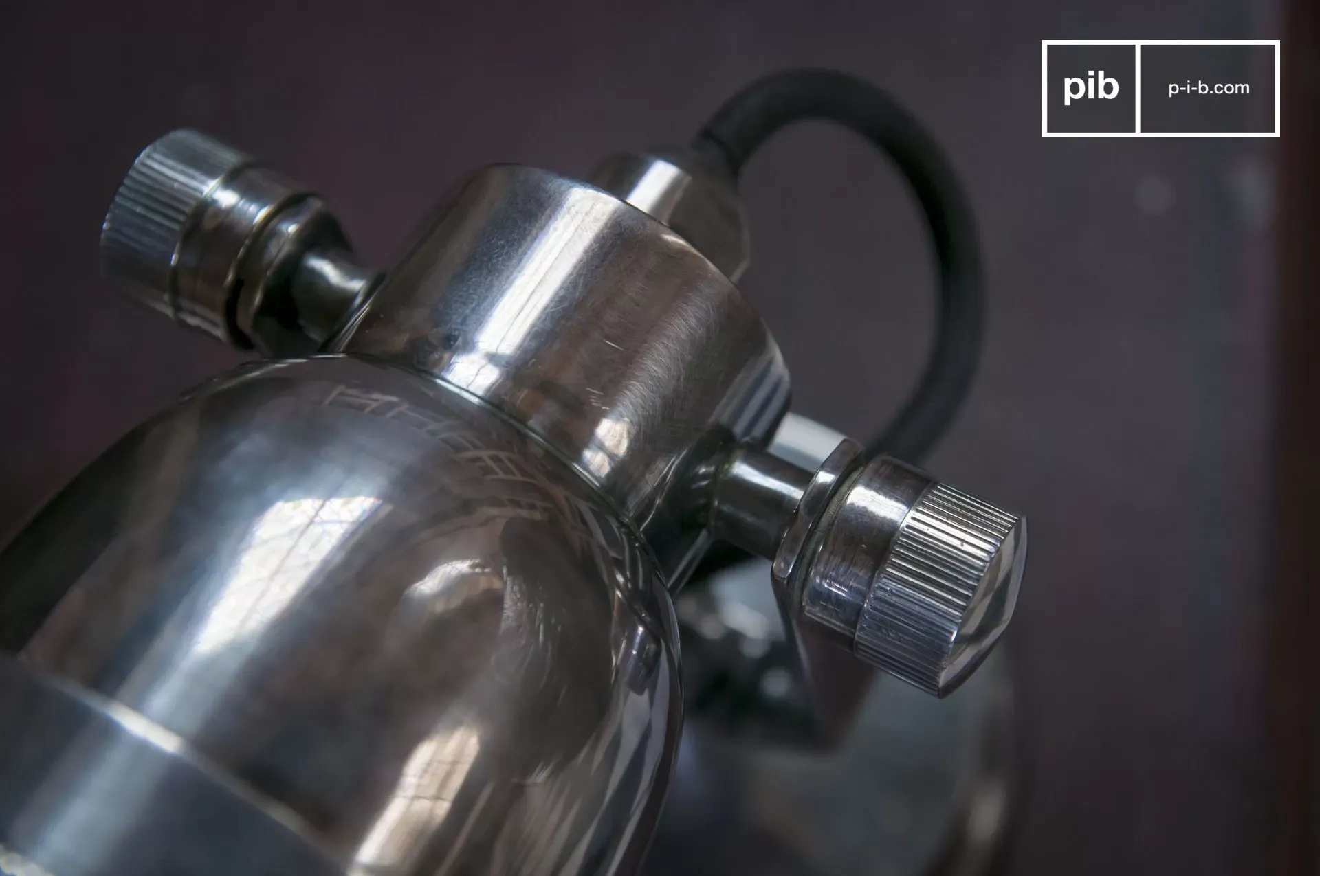 Illustration numéro 3 du produit Applique orientable en métal argenté