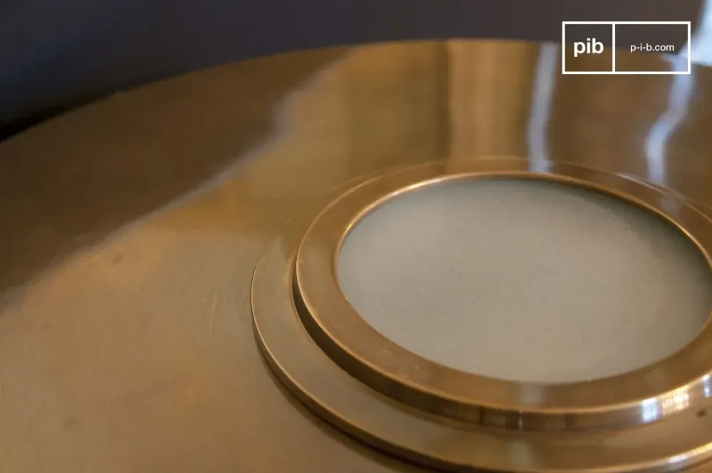 Illustration numéro 3 du produit Lampe de table en laiton doré