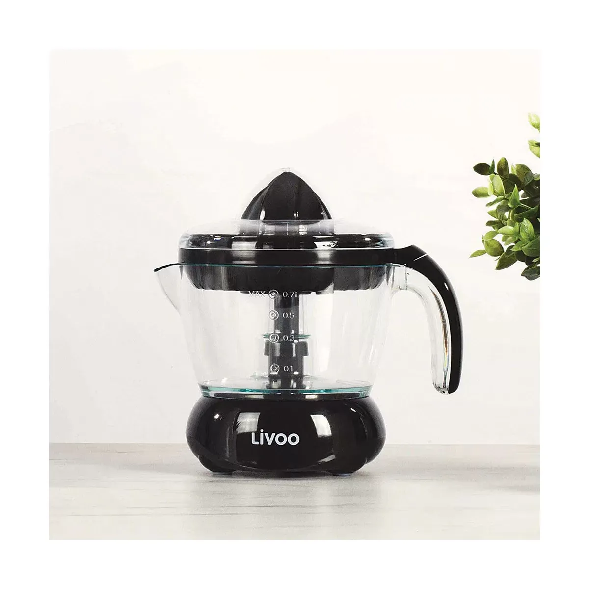 Illustration numéro 3 du produit Presse-agrumes électrique en plastique noir