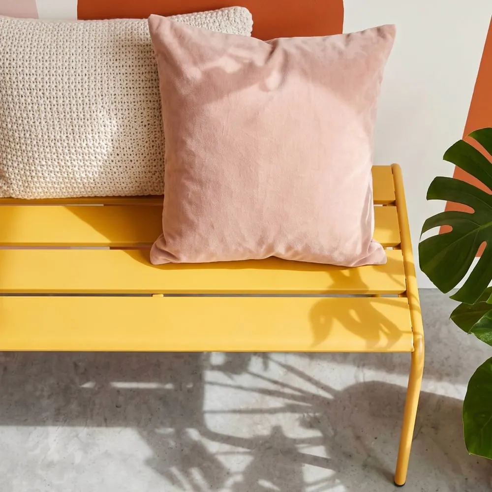 Illustration numéro 3 du produit Banquette en métal jaune 3 places