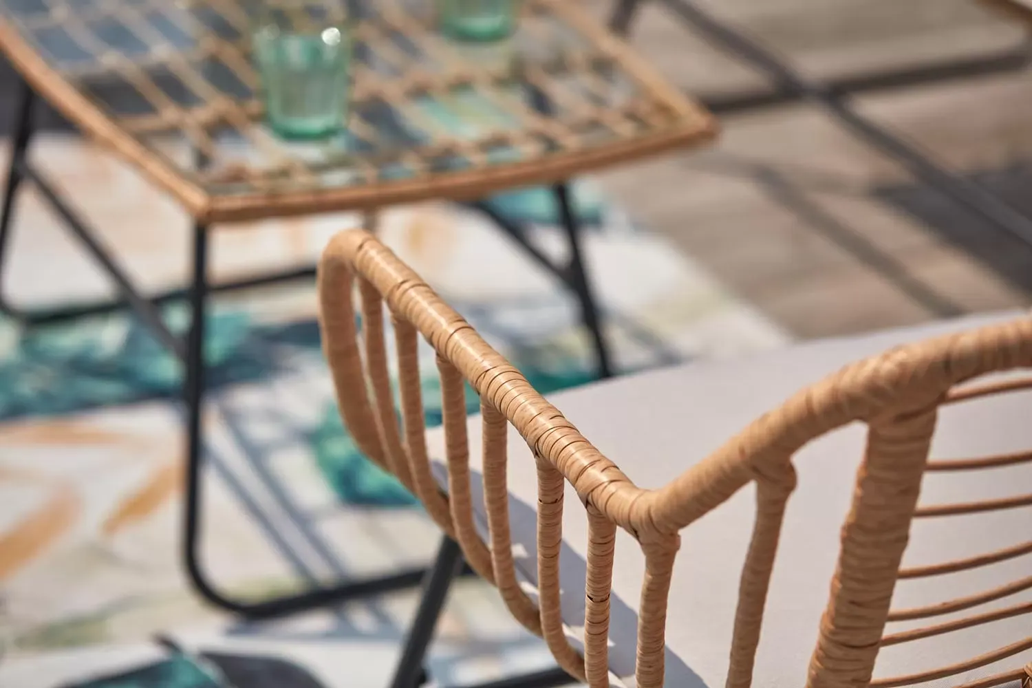 Illustration numéro 3 du produit Salon de jardin 4 places en rotin et acier beige et noir