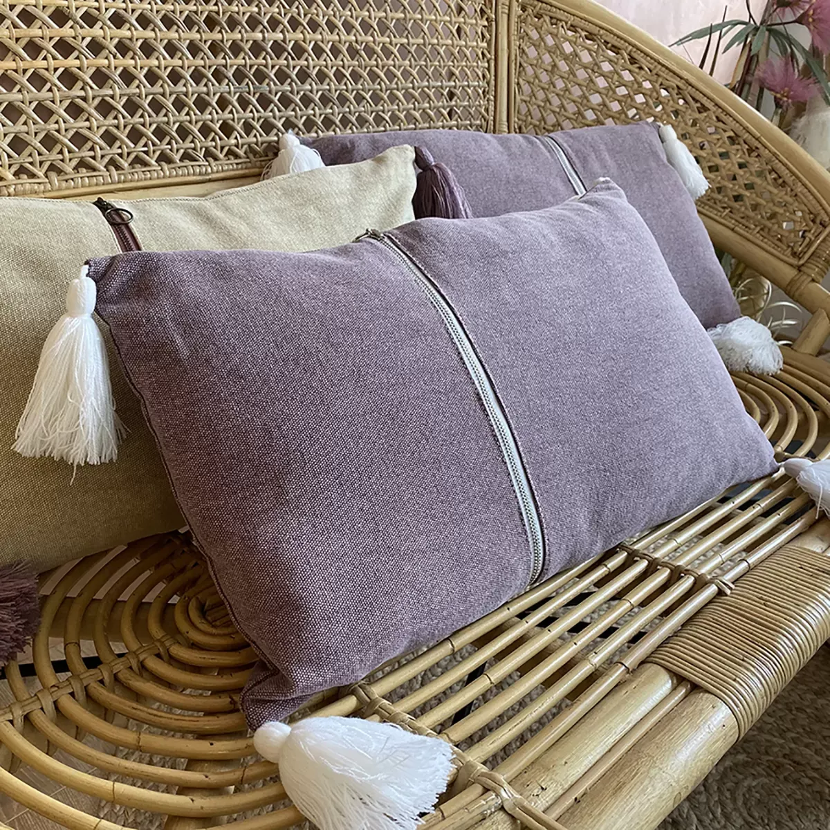 Illustration numéro 3 du produit Coussin en coton rose avec pompons blancs 30x50cm