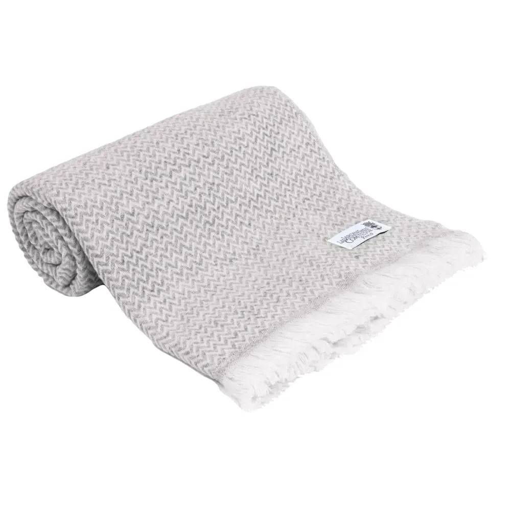 Illustration numéro 3 du produit Plaid cachemire et laine chevrons gris argenté 130 x 230 cm