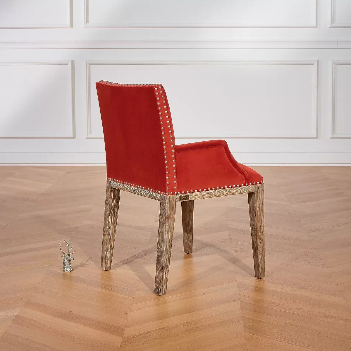 Illustration numéro 3 du produit KENZA - Fauteuil de table en velours et en bois clouté brique
