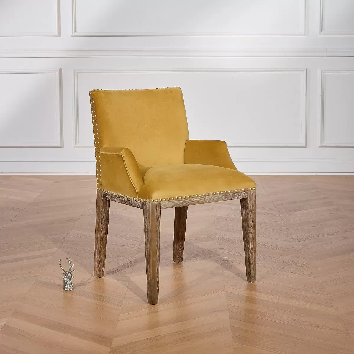 Illustration numéro 3 du produit KENZA - Fauteuil de table en velours et en bois clouté jaune moutarde