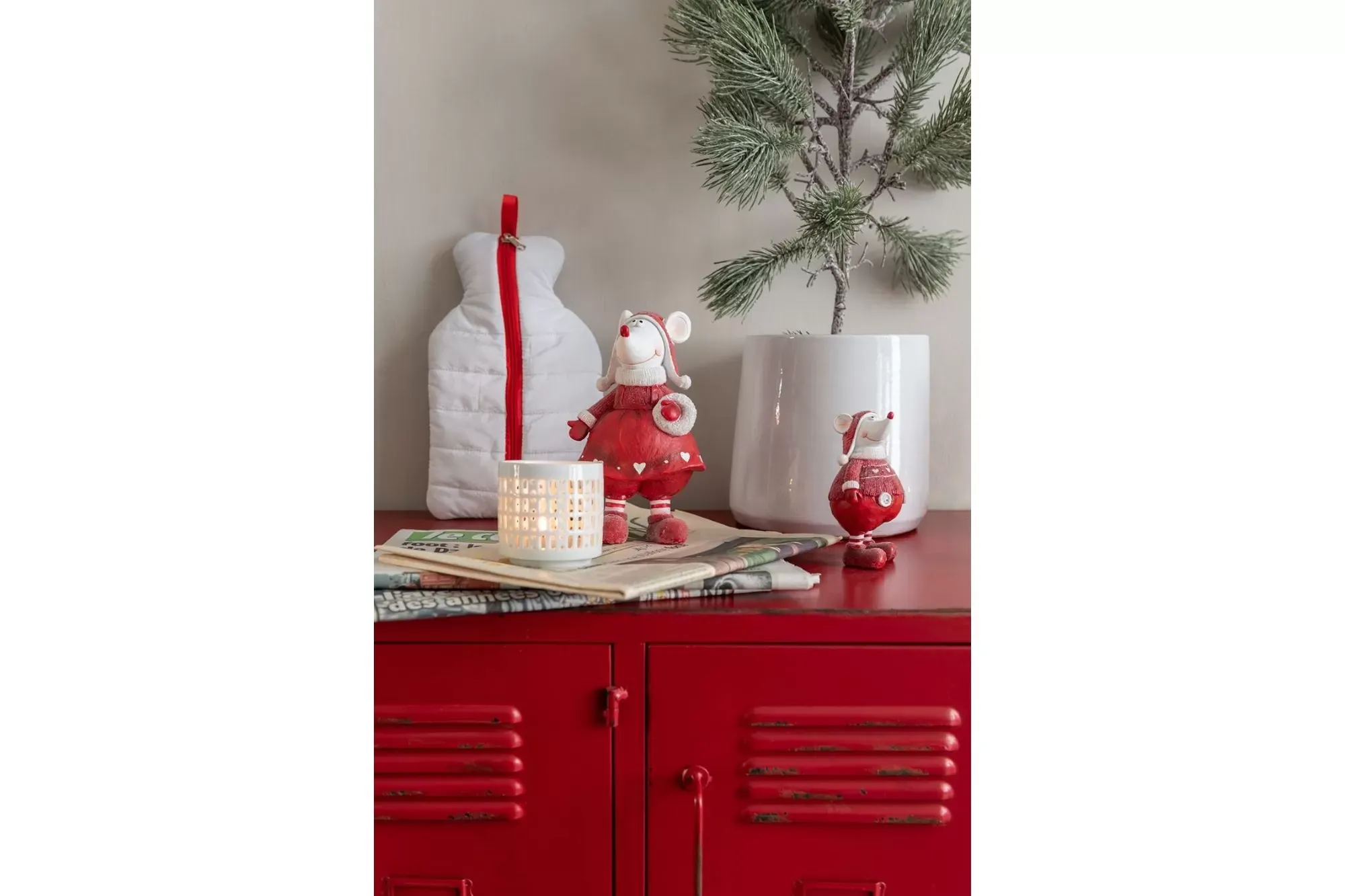 Illustration numéro 3 du produit Petit buffet rouge métallique avec casiers