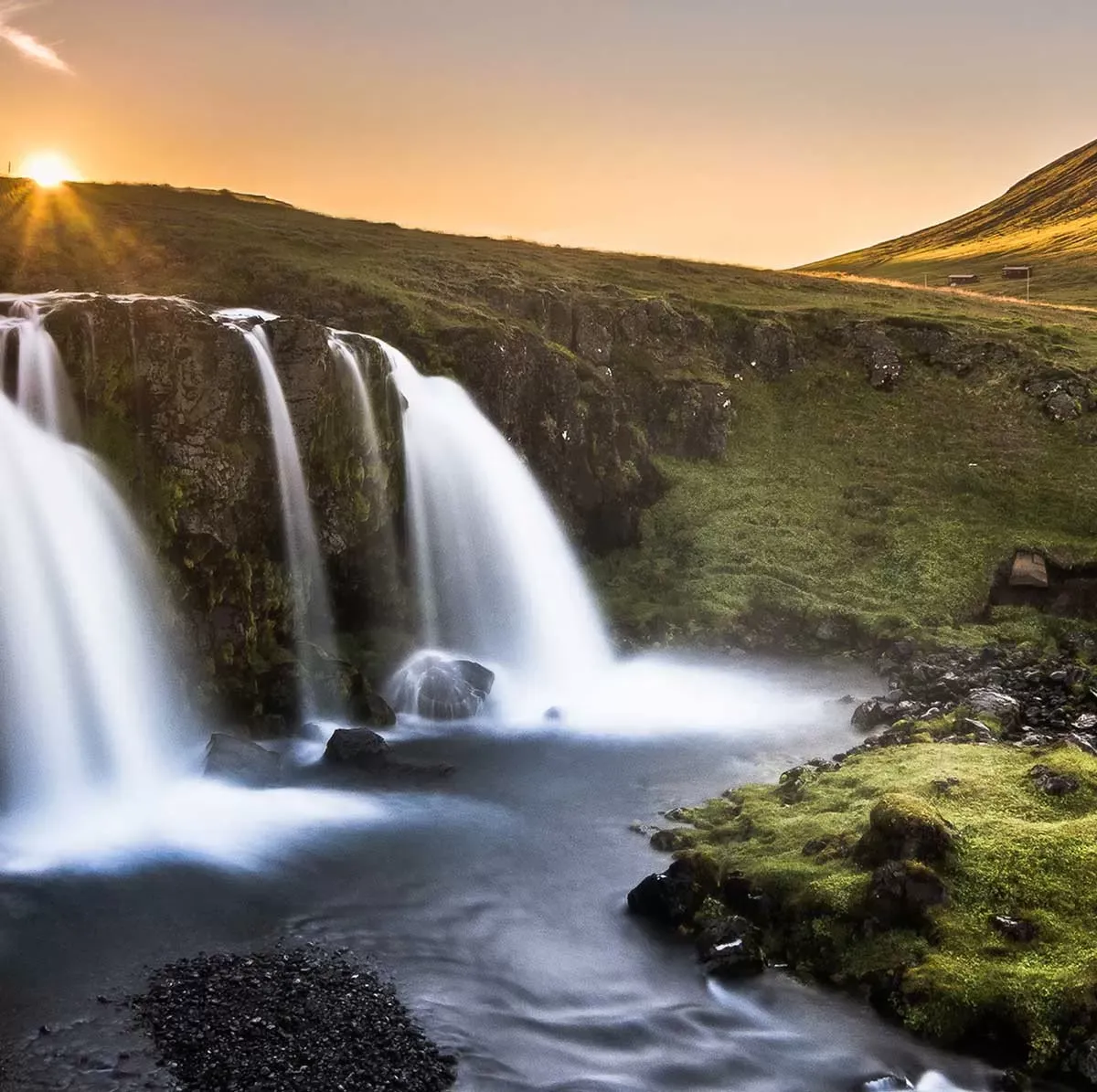 Illustration numéro 3 du produit Tableau cascade o - kirkjufell islande toile imprimée 120x80 cm