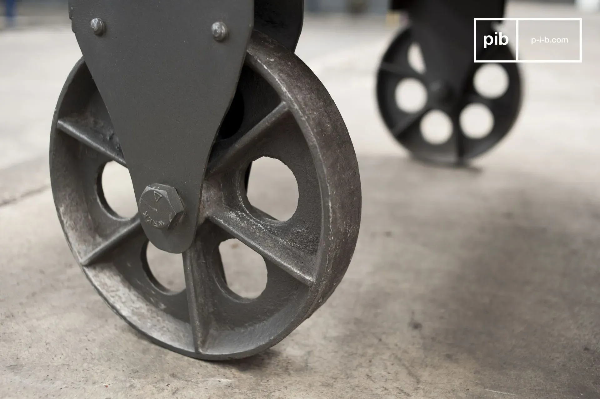 Illustration numéro 3 du produit Table basse mobile en bois marron