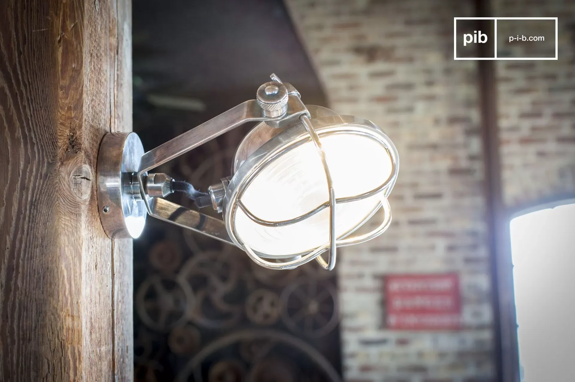 Illustration numéro 3 du produit Projecteur en métal argenté