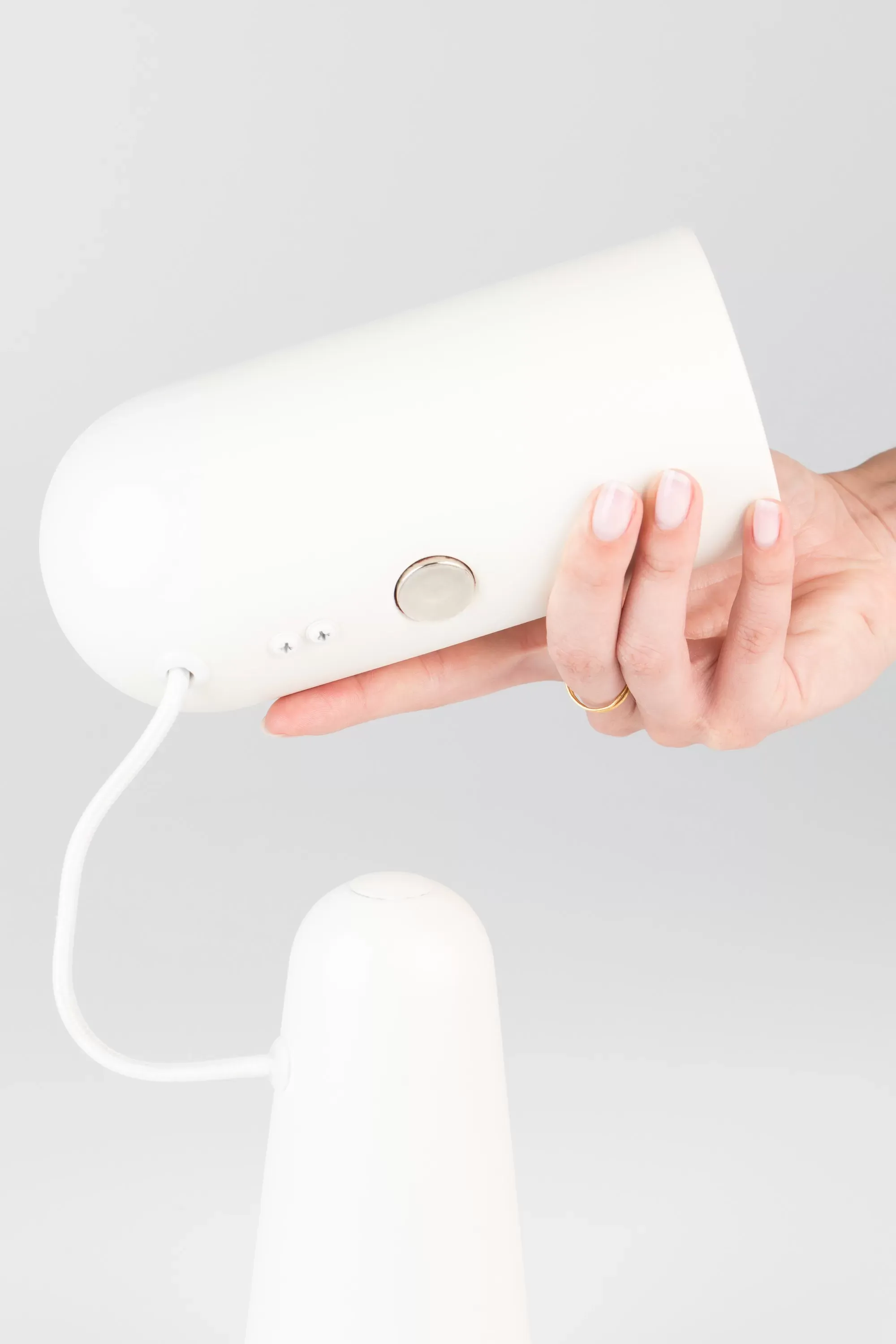 Illustration numéro 3 du produit Lampe à poser inclinable en fer blanc