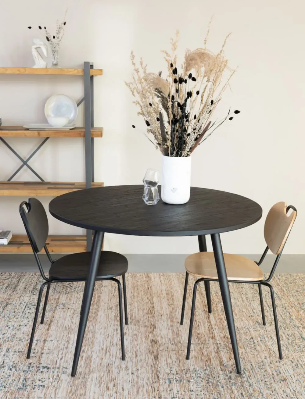 Illustration numéro 3 du produit Table ronde en bois noir