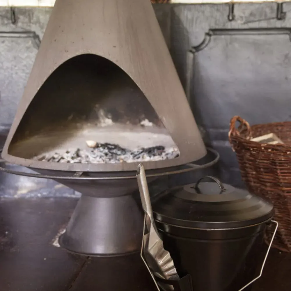 Illustration numéro 3 du produit Seau à cendres de cheminée en métal noir avec pelle 14L