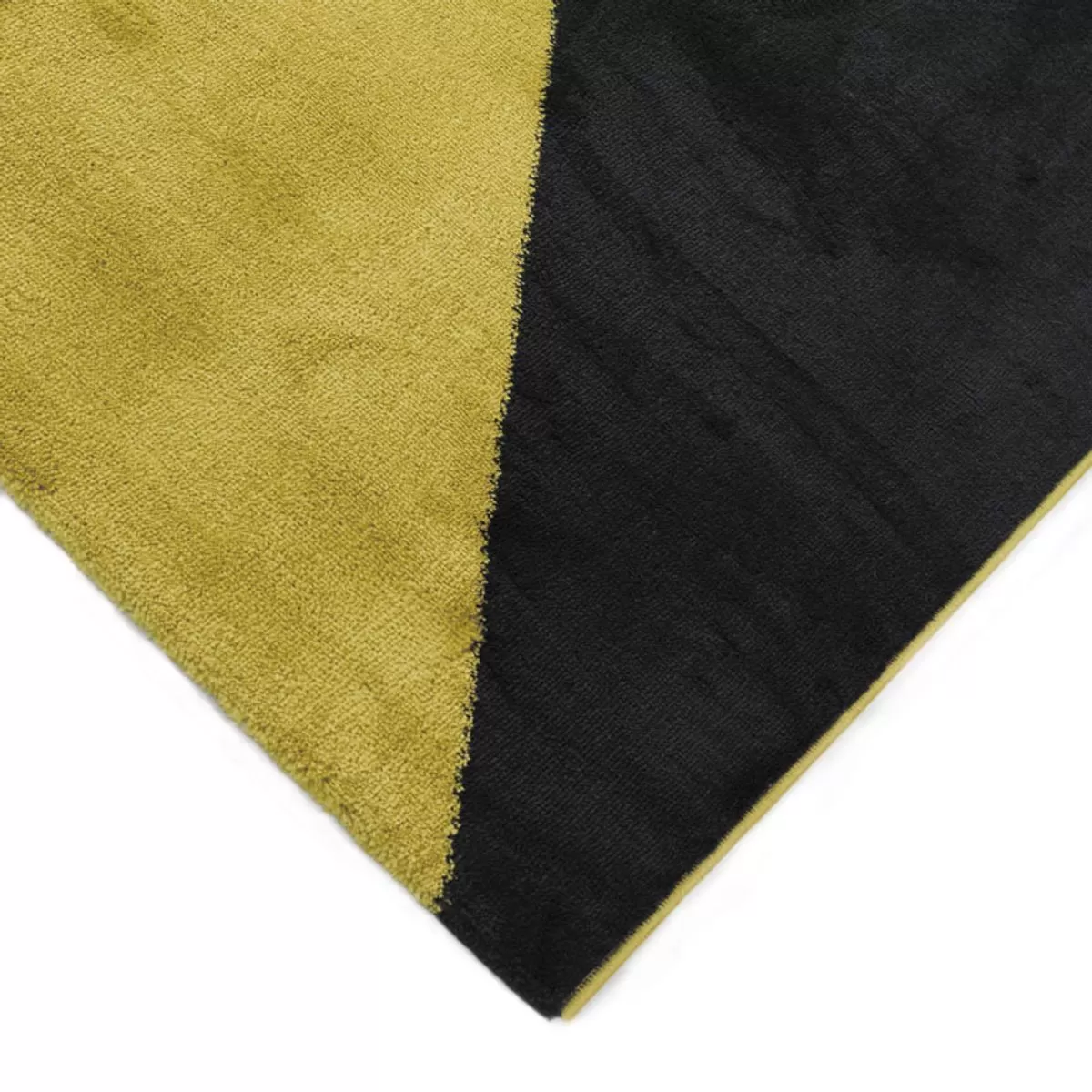 Illustration numéro 3 du produit Tapis lumineux effet laineux motifs triangles multicolore 120x170