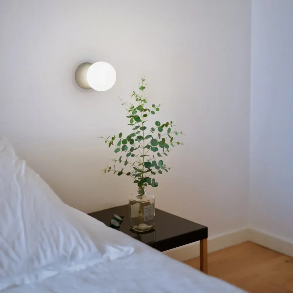 Illustration numéro 3 du produit Applique béton gris avec globe opale blanc, culot G9