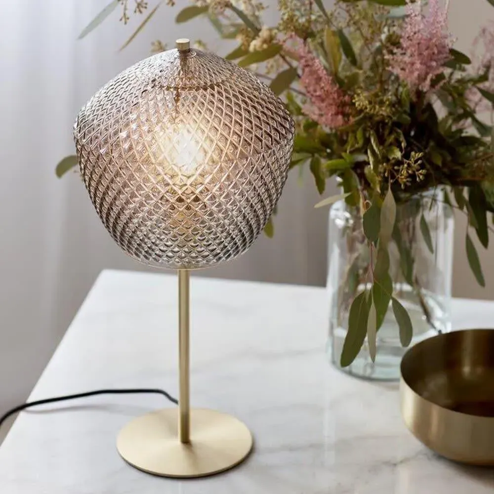 Illustration numéro 3 du produit Lampe de table dorée avec abat-jour en forme de pentagone