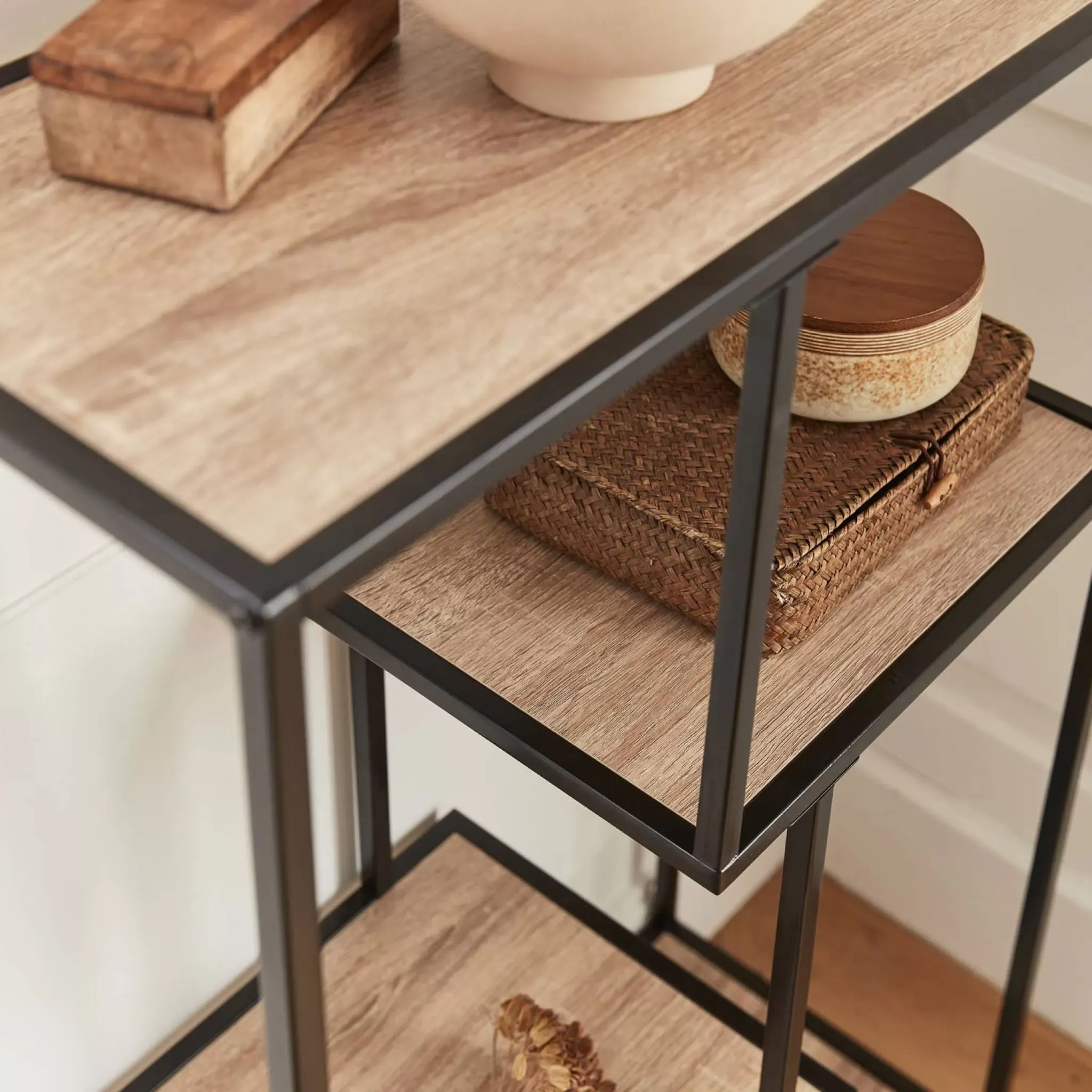 Illustration numéro 3 du produit Etagère asymétrique en métal noir & décor bois