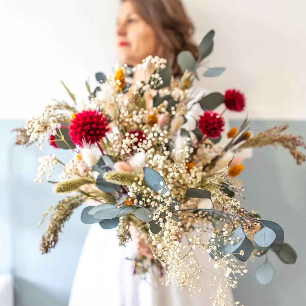 Illustration numéro 3 du produit Bouquet de fleurs séchées à base de chardons rose et d'eucalyptus