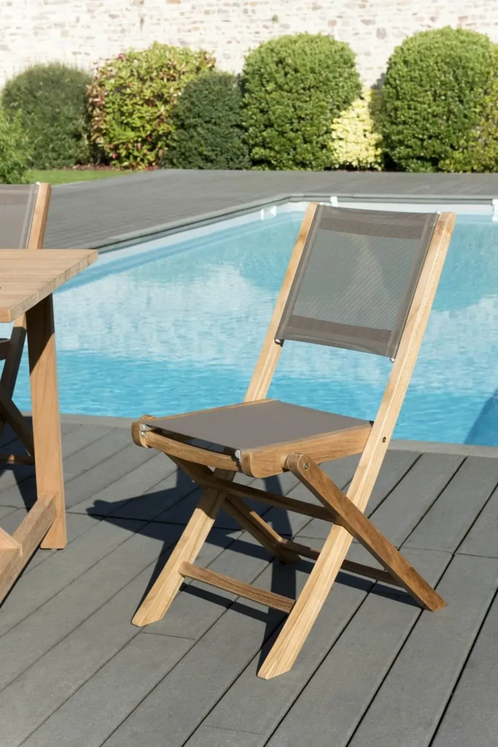 Illustration numéro 3 du produit Lot de 2 chaises de jardin pliantes teck et textilène taupe