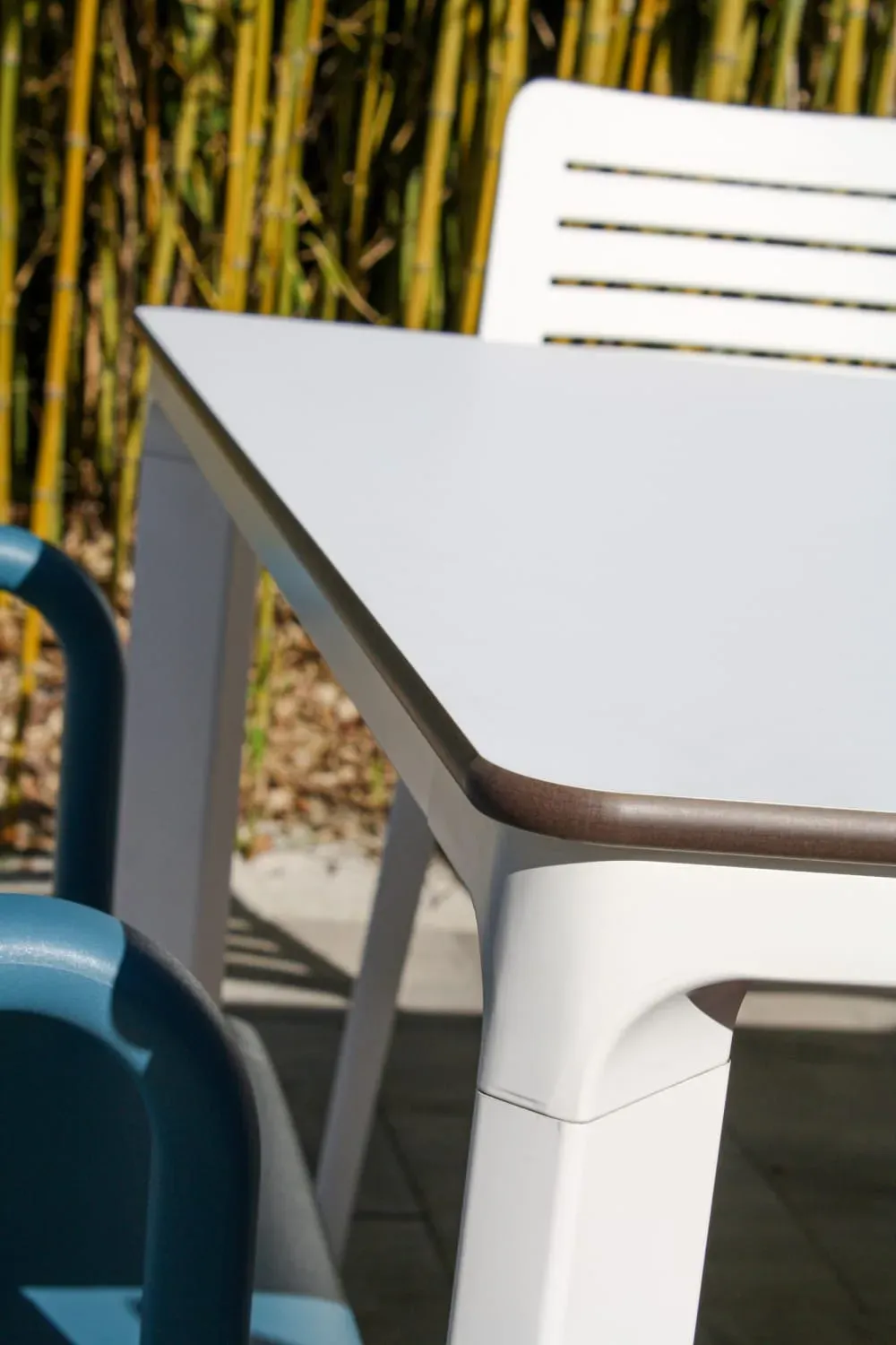 Illustration numéro 3 du produit Table de jardin 8 places en aluminium laqué et peinture Epoxy