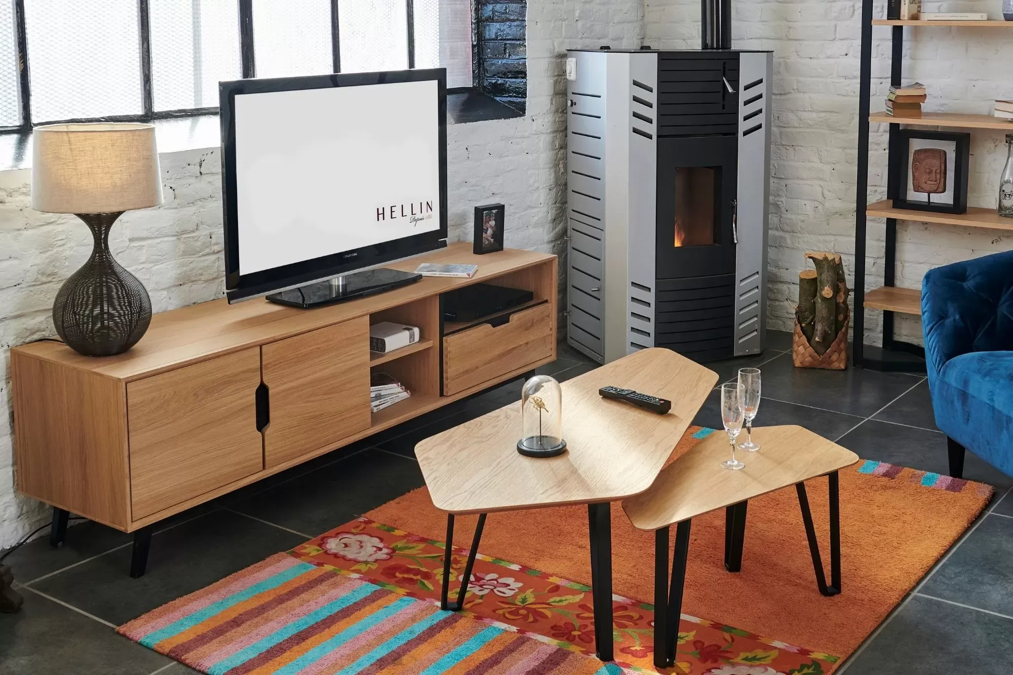 Illustration numéro 3 du produit Meuble TV bas nordique en bois 3 portes 3 niches noir