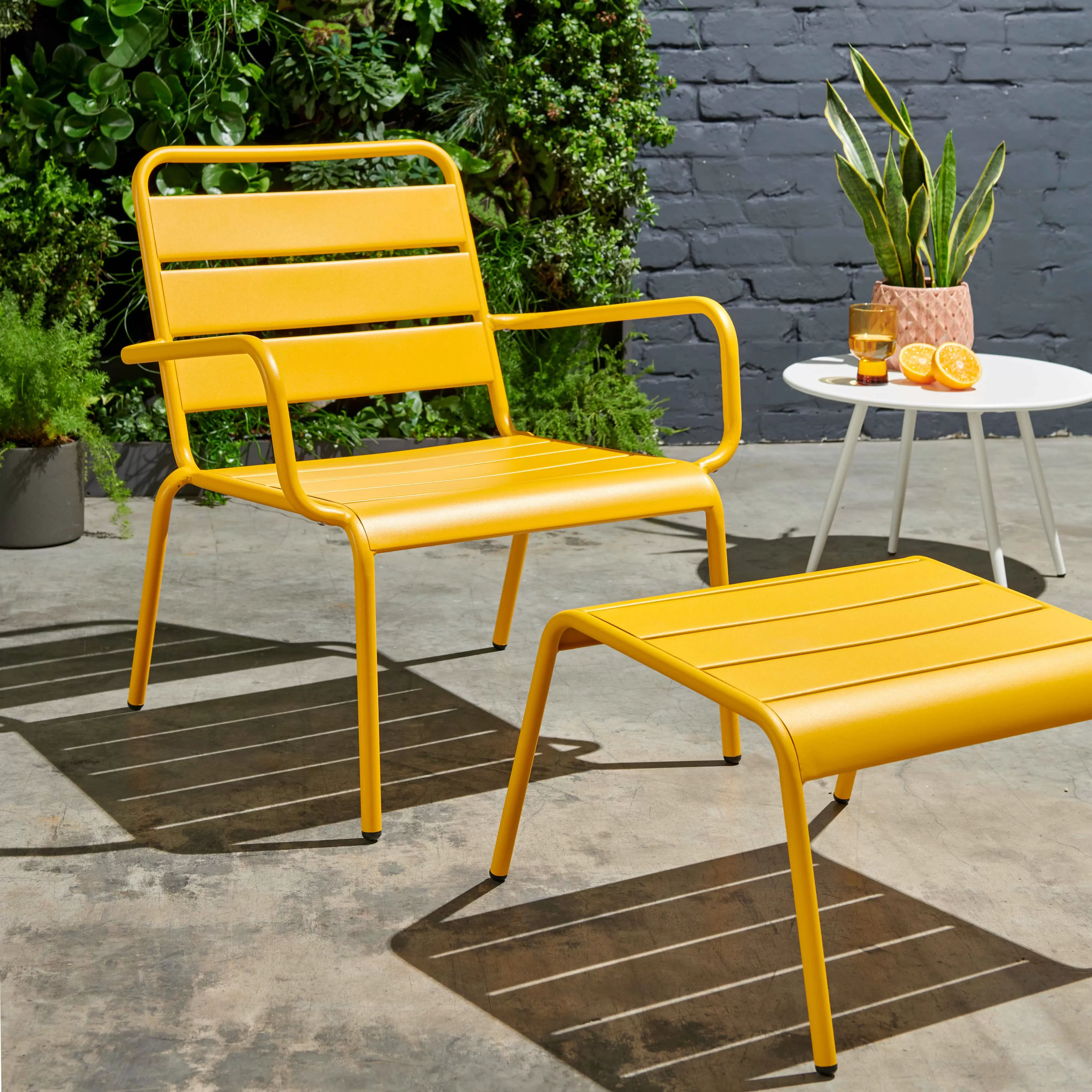 Illustration numéro 3 du produit Lot de 2 fauteuils relax avec repose-pieds en métal jaune
