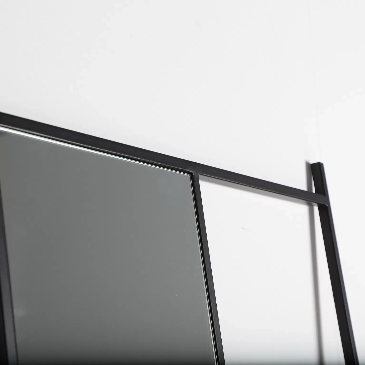 Illustration numéro 3 du produit Miroir en fer noir 66x1x180 cm