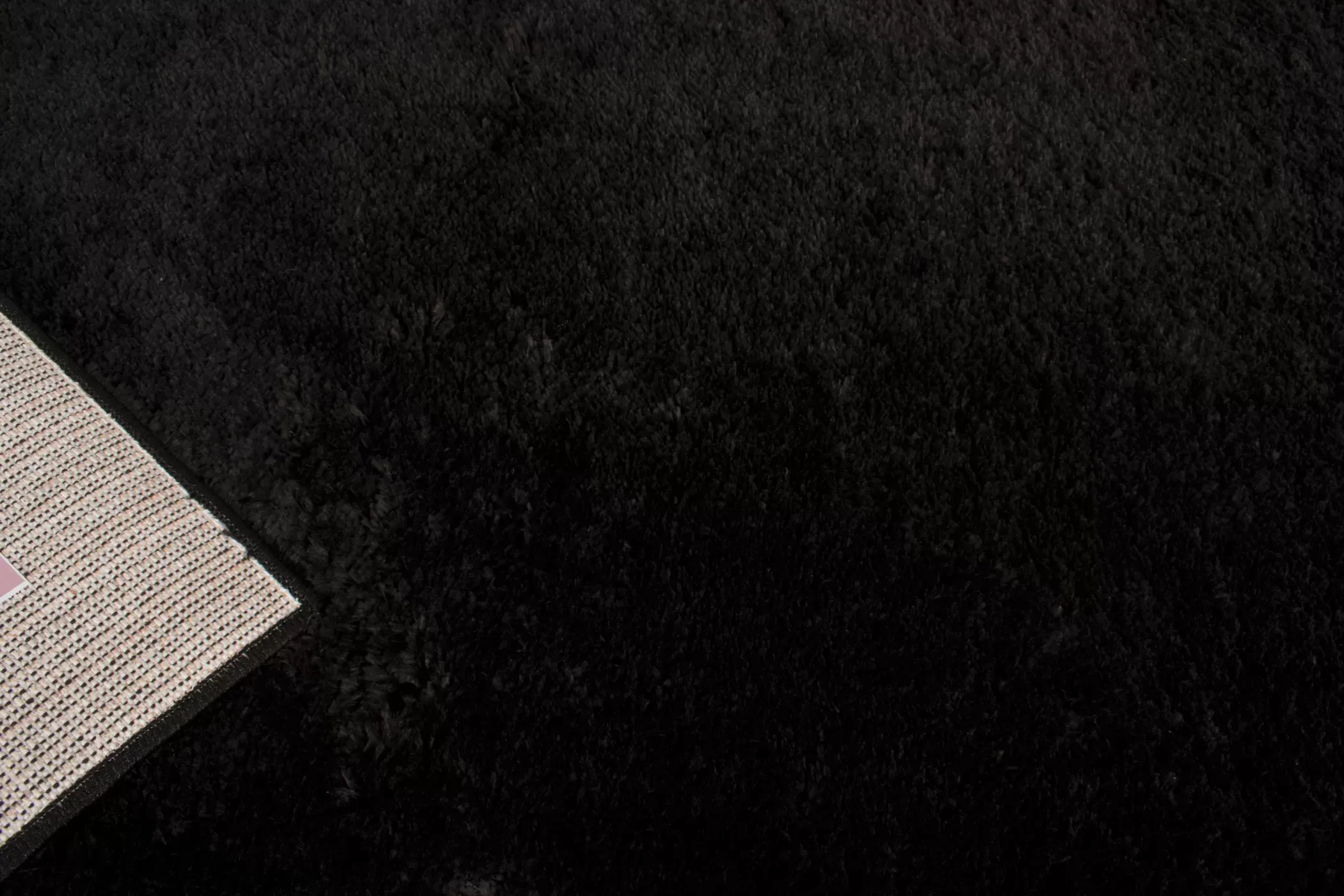 Illustration numéro 3 du produit Tapis en polyester brillant motif uni noir 120x160