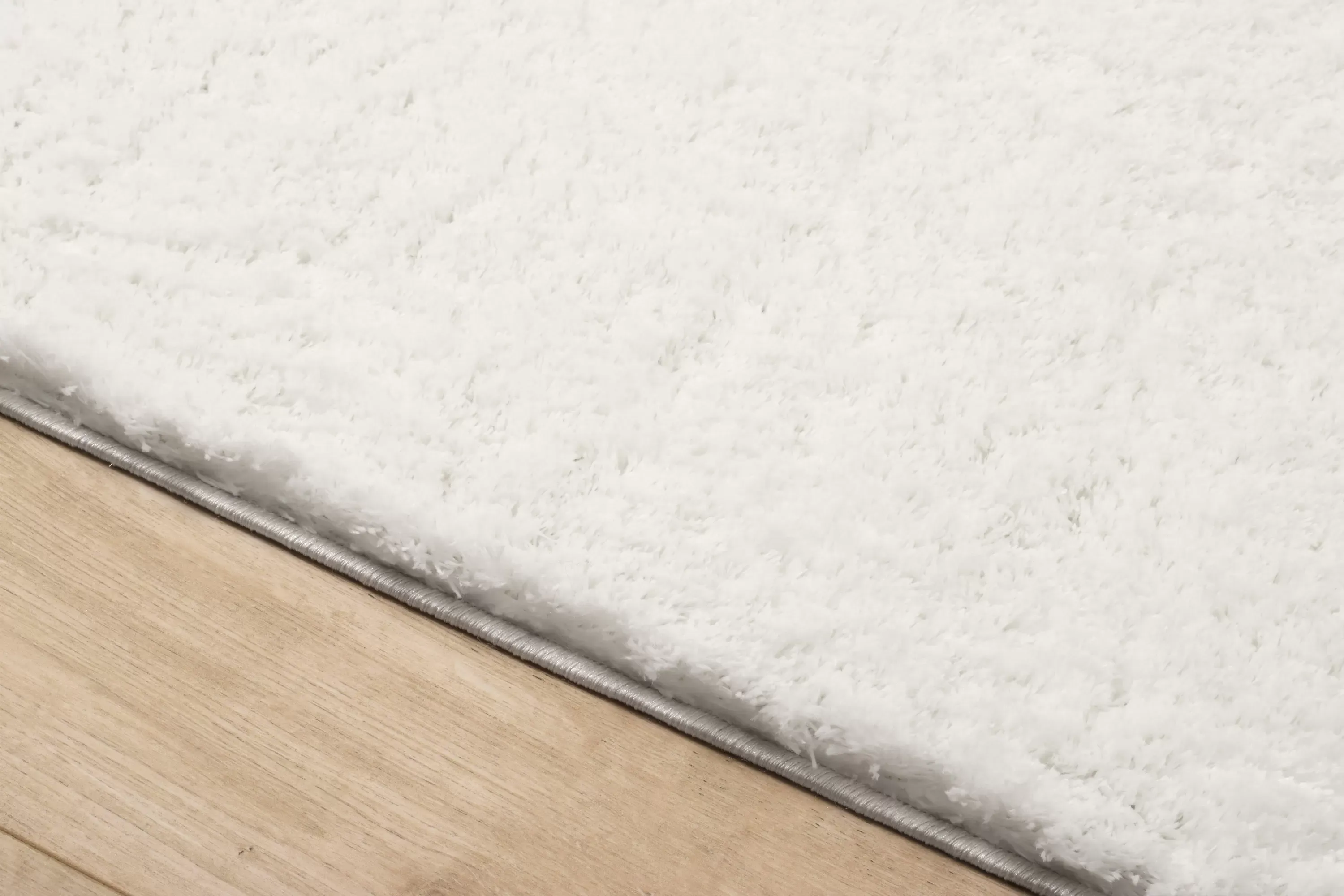 Illustration numéro 3 du produit Tapis en polyester brillant motif uni blanc 120x160