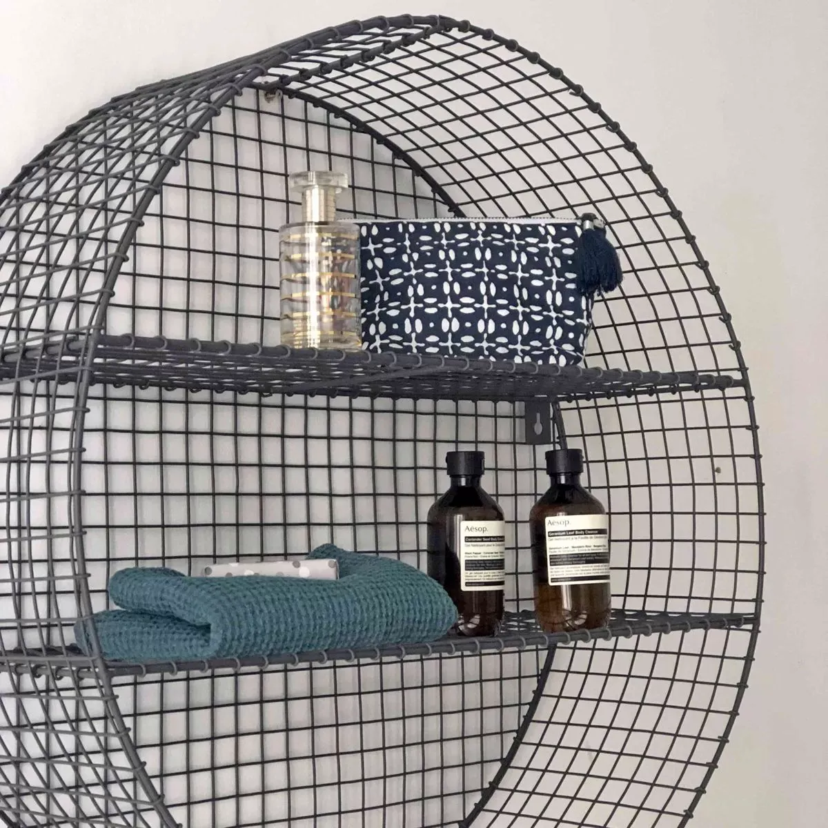 Illustration numéro 3 du produit Etagère murale ronde métal grillagé