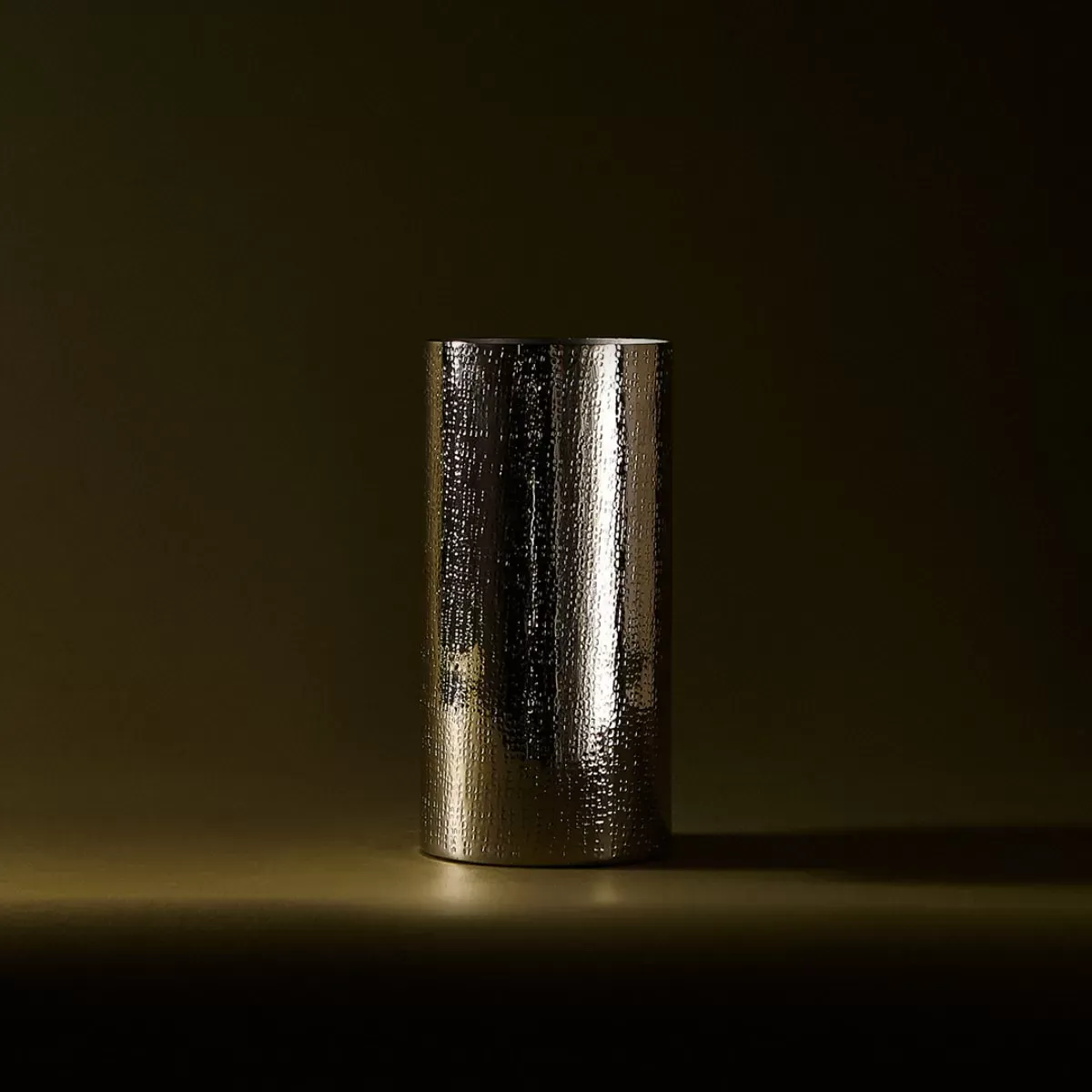 Illustration numéro 3 du produit Vase décoratif en fer argenté H20