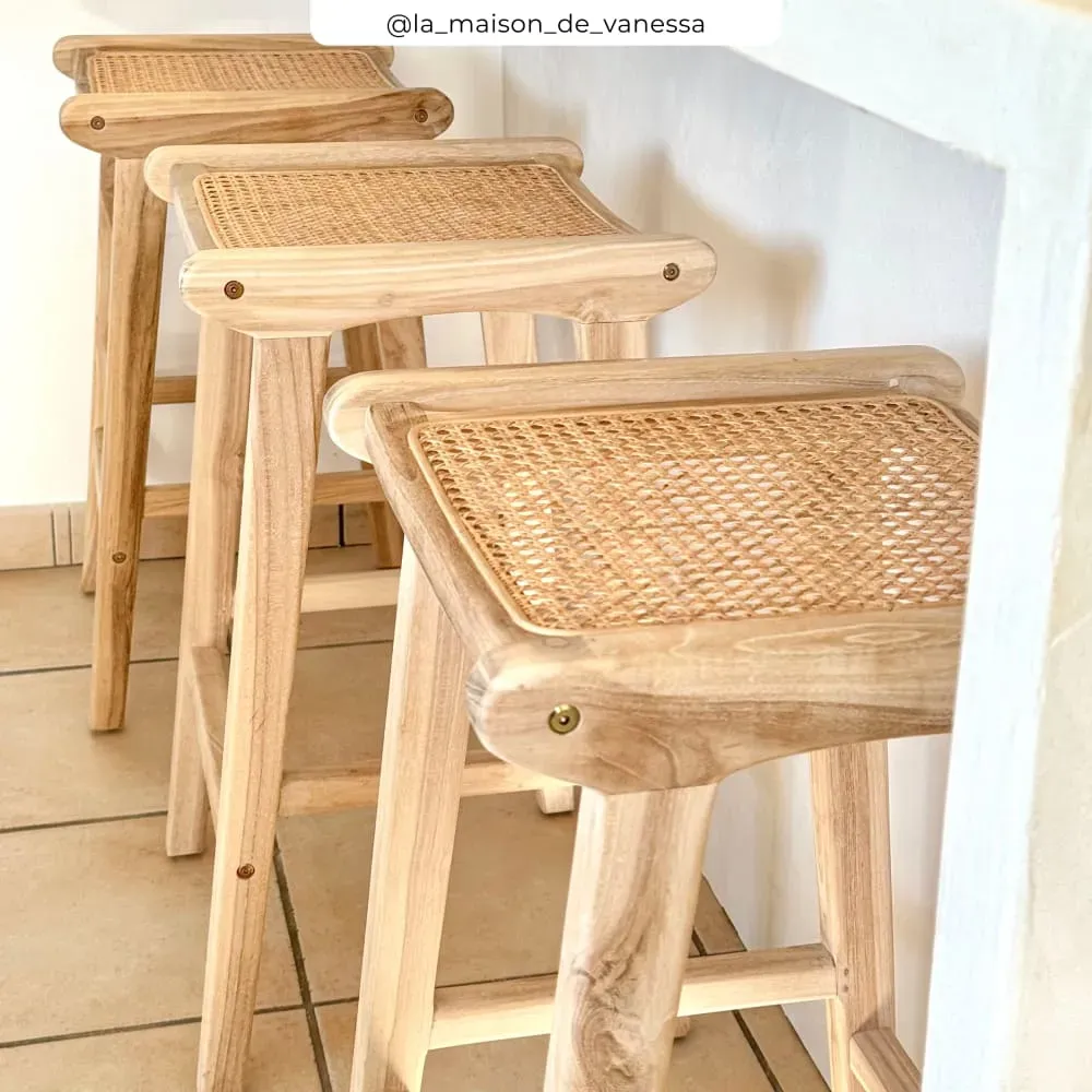 Illustration numéro 3 du produit Tabouret pour îlot central 65 cm en teck et rotin naturel