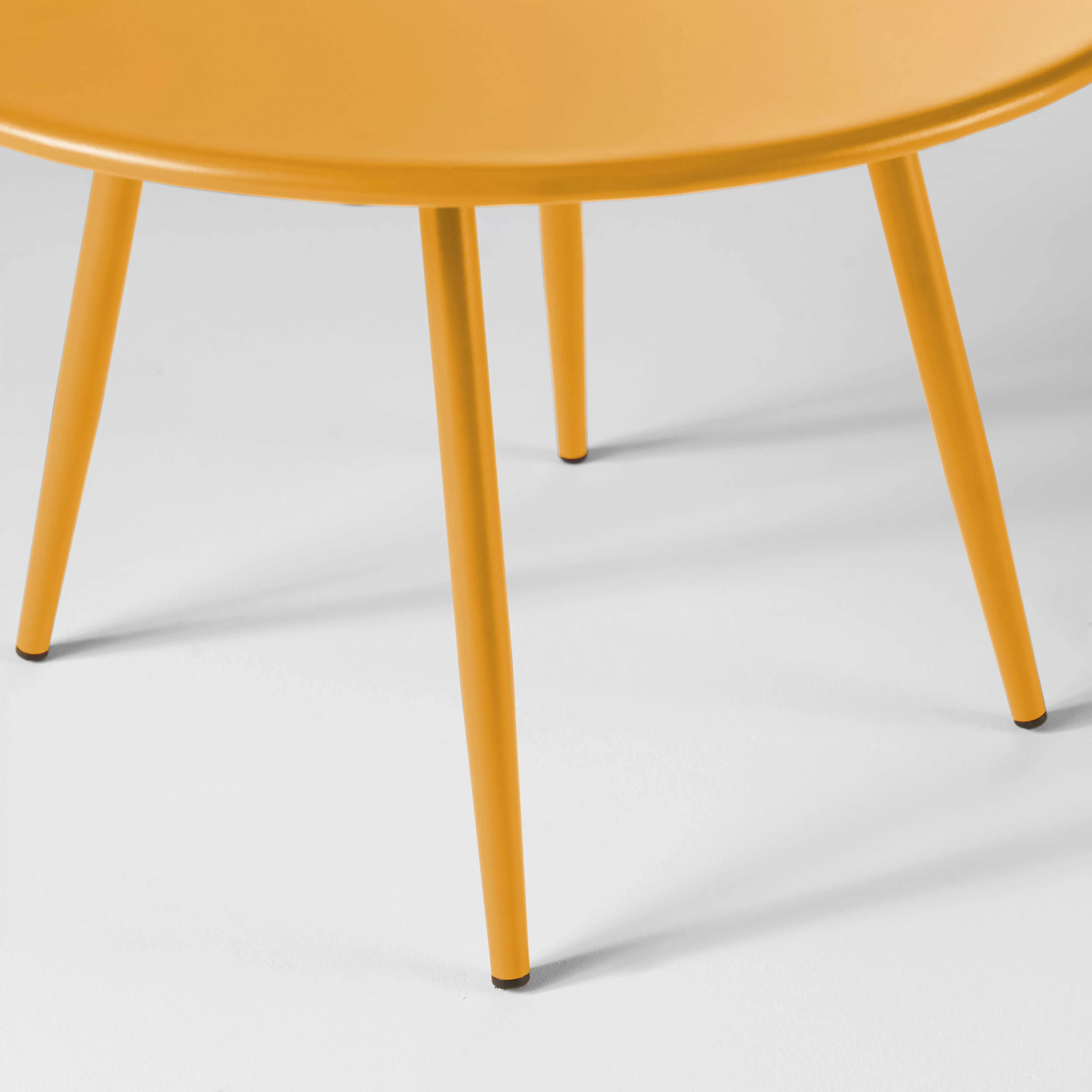 Illustration numéro 3 du produit Table basse ronde en métal jaune