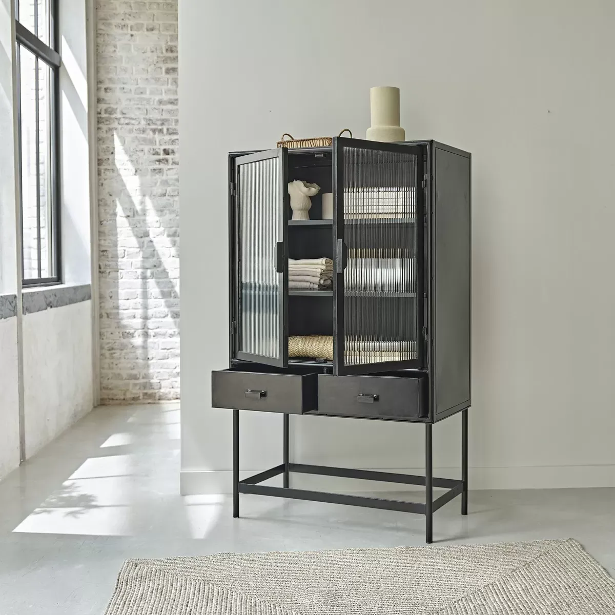 Illustration numéro 3 du produit Vaisselier en métal et verre ondulé