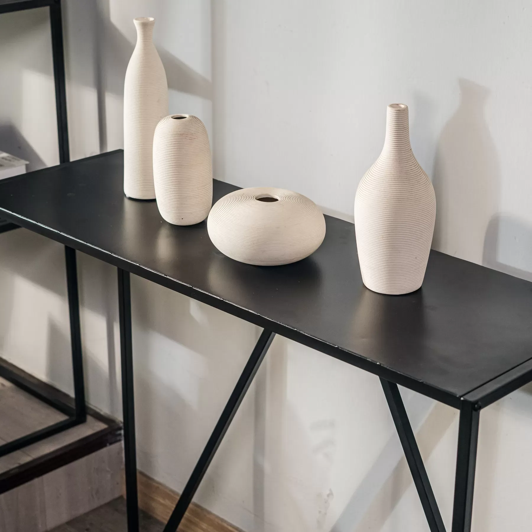 Illustration numéro 3 du produit Console style industriel en métal noir